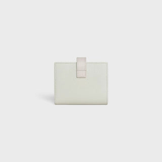 SMALL STRAP WALLET ESSENTIALS IN BICOLOUR GRAINED CALFSKIN JADE / CHALK