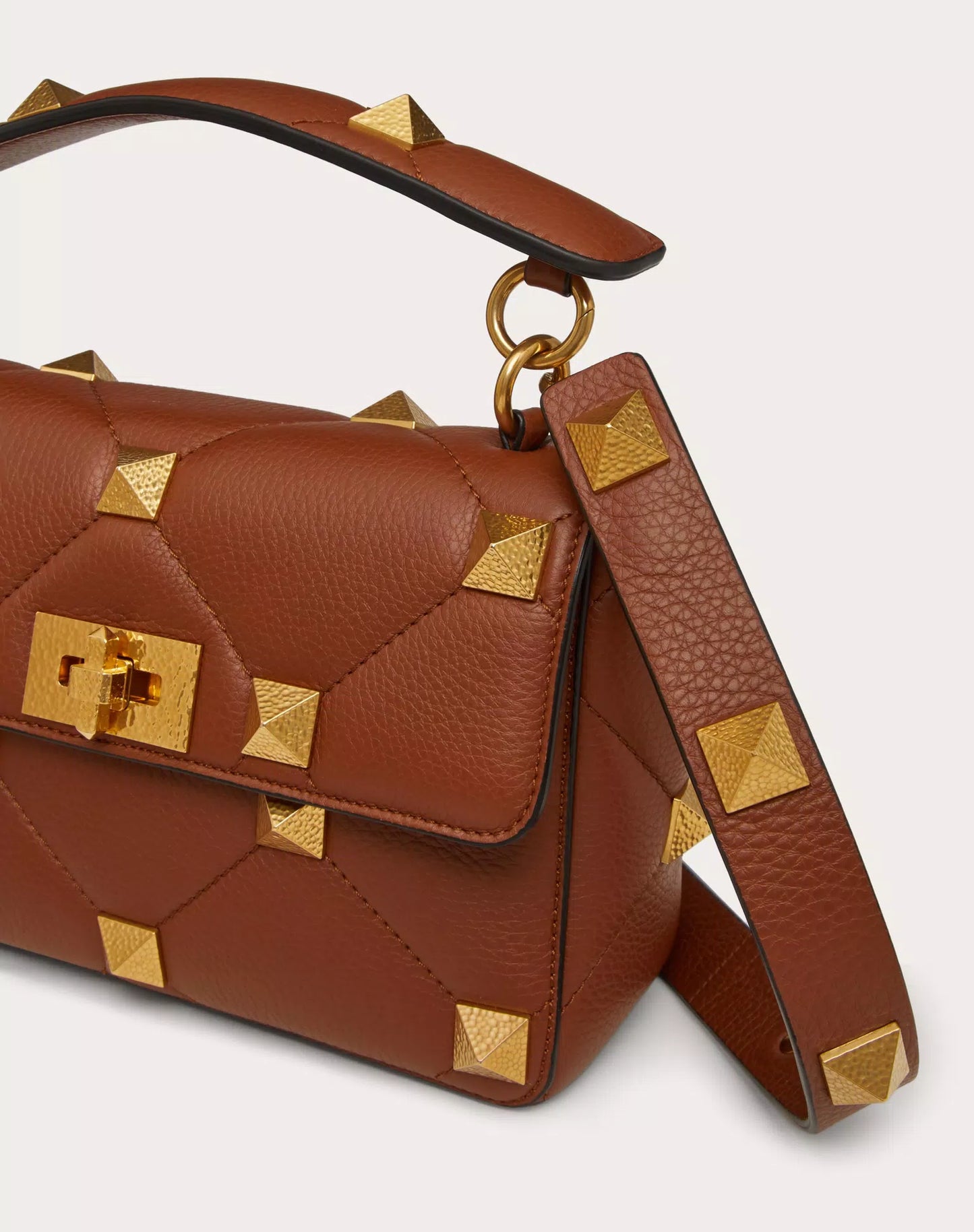 MEDIUM ROMAN STUD THE SHOULDER BAG IN GRAINY CALFSKIN