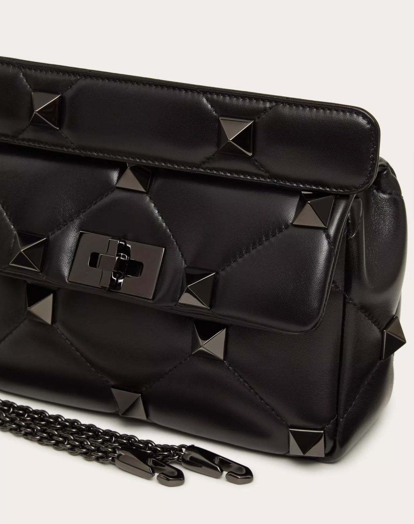 MEDIUM ROMAN STUD THE SHOULDER BAG IN NAPPA WITH CHAIN AND TONE-ON-TONE STUDS