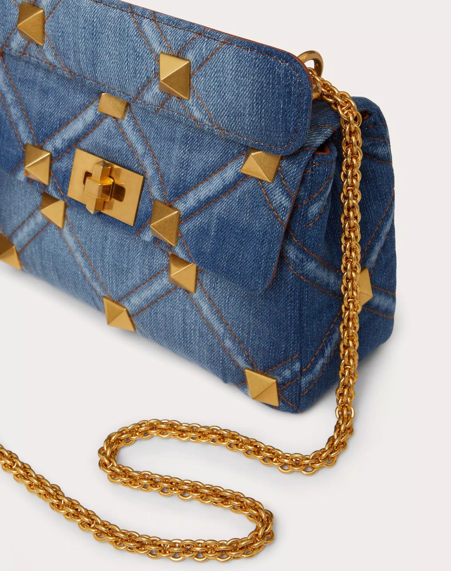 MEDIUM ROMAN STUD THE SHOULDER BAG IN DENIM WITH CHAIN