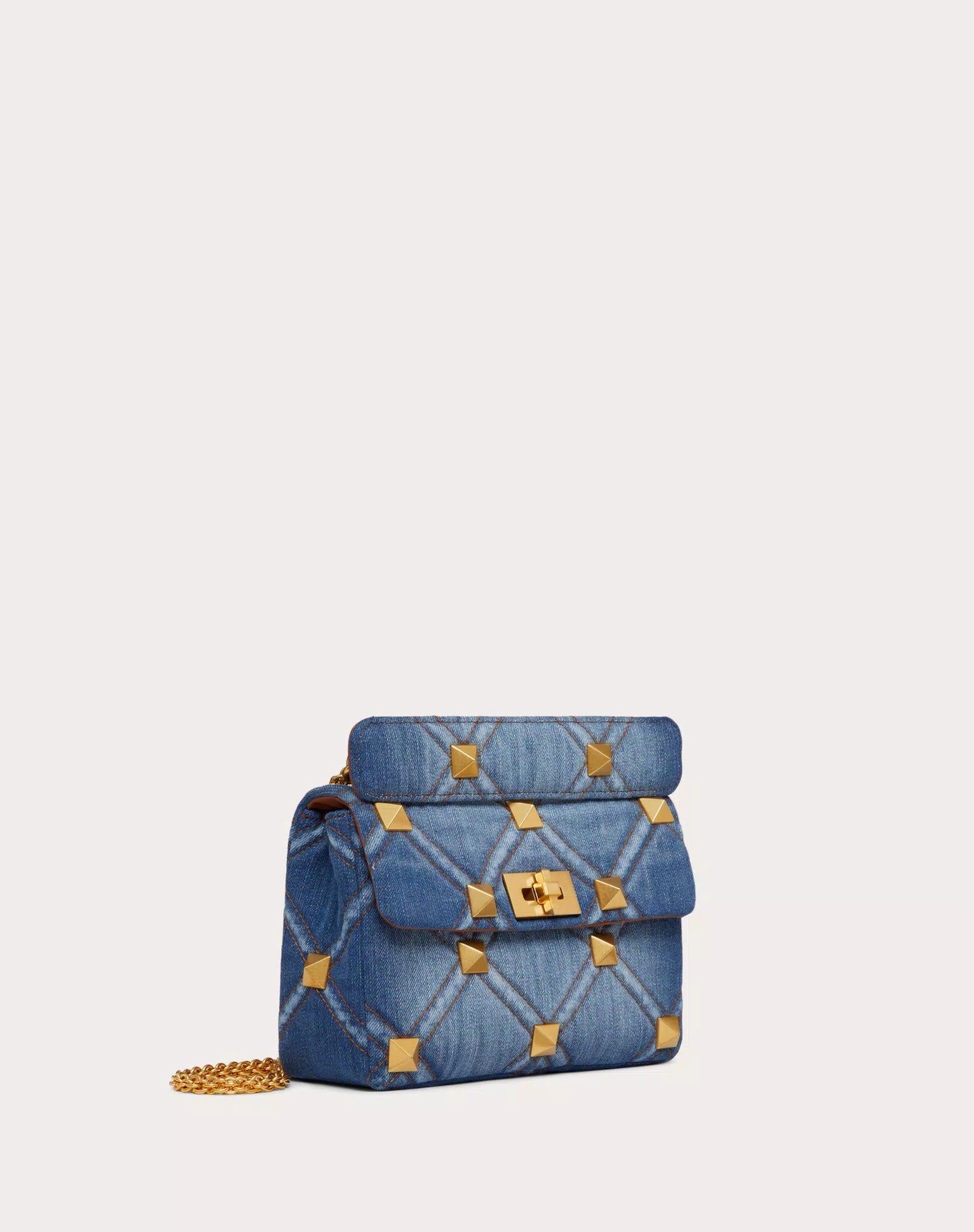 MEDIUM ROMAN STUD THE SHOULDER BAG IN DENIM WITH CHAIN