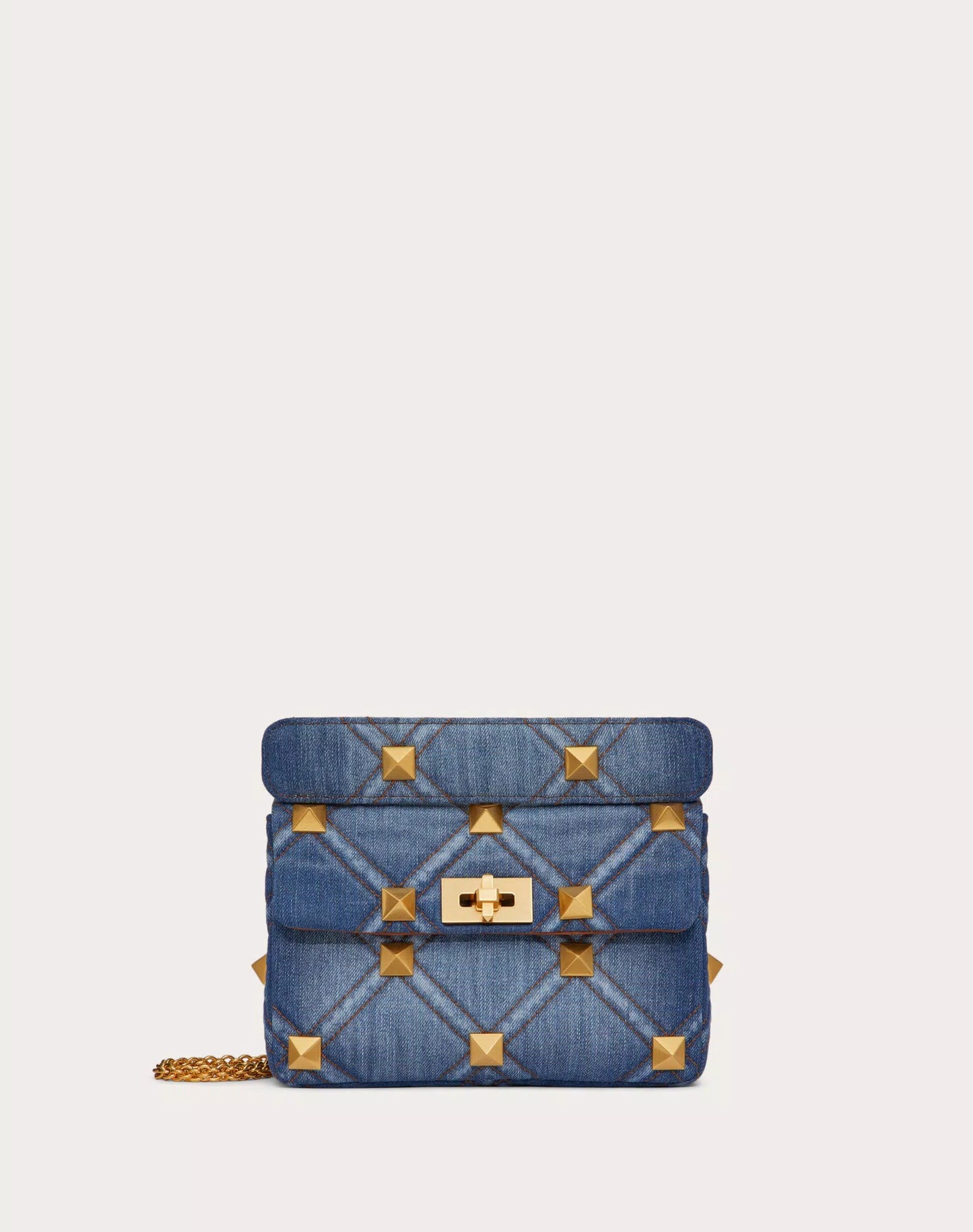 MEDIUM ROMAN STUD THE SHOULDER BAG IN DENIM WITH CHAIN