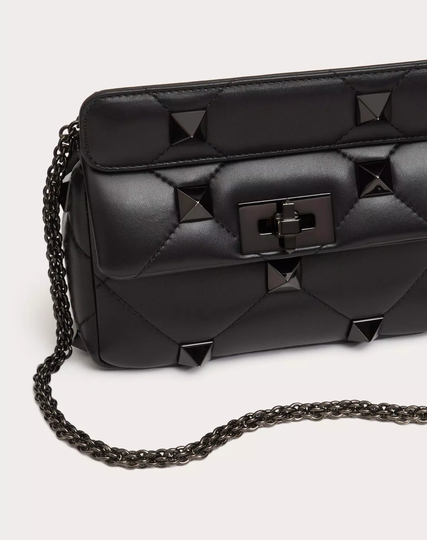 ONLINE EXCLUSIVE SMALL NAPPA ROMAN STUD THE SHOULDER BAG WITH CHAIN AND TONE-ON-TONE STUDS