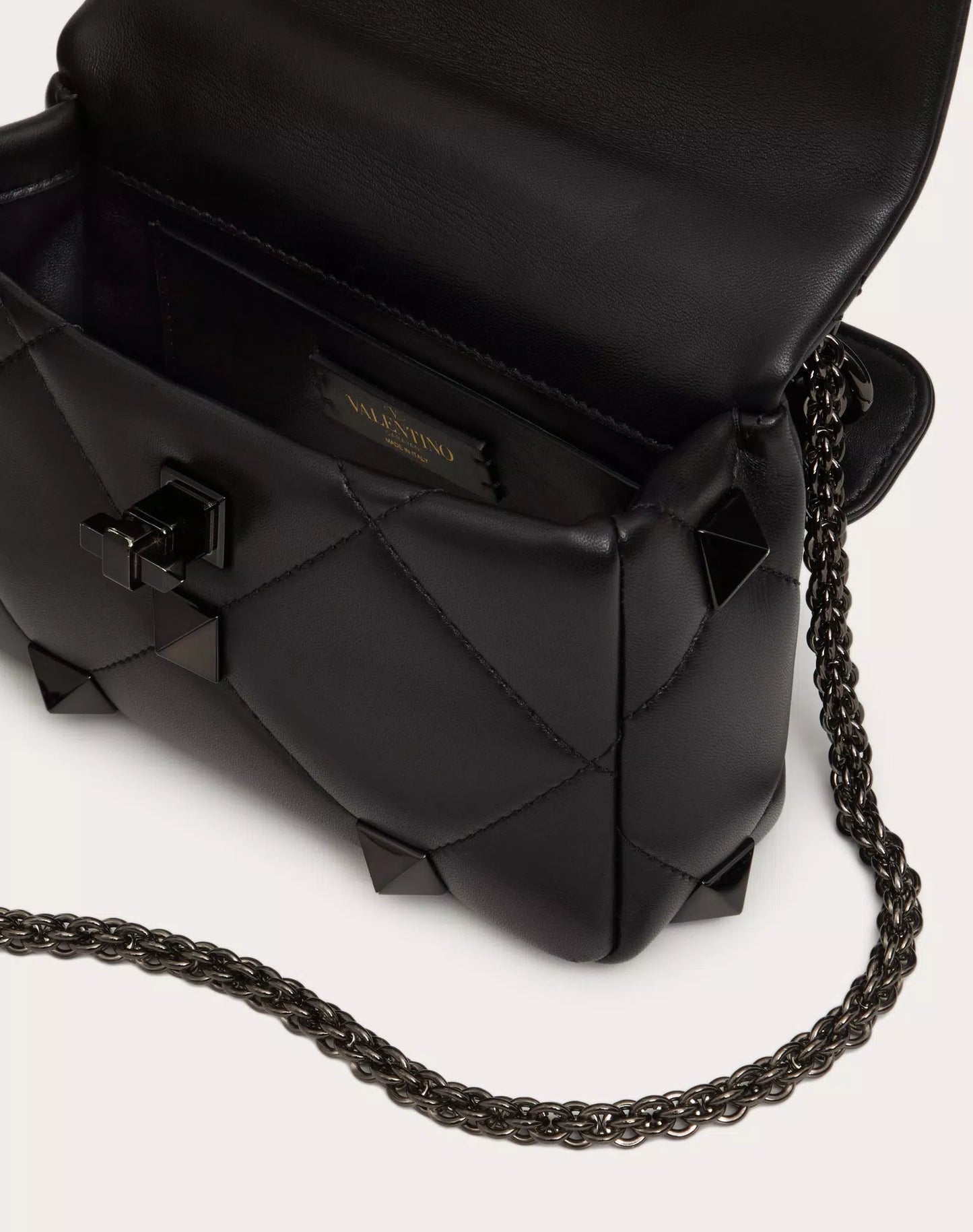 ONLINE EXCLUSIVE SMALL NAPPA ROMAN STUD THE SHOULDER BAG WITH CHAIN AND TONE-ON-TONE STUDS